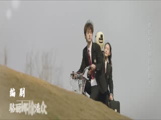 校服的裙摆
