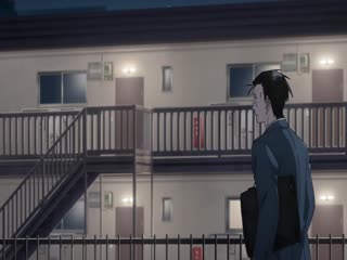 躲在超市后门抽烟的两人