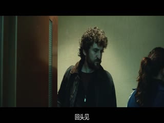 她行走于黑暗中