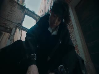 岸边露伴一动不动 忏悔室