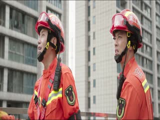 他从火光中走来